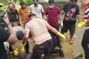 Petugas Inafis saat mengevakuasi jenazah korban, Foto: Dok.Humas Polres Nias