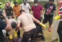 Petugas Inafis saat mengevakuasi jenazah korban, Foto: Dok.Humas Polres Nias