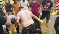 Petugas Inafis saat mengevakuasi jenazah korban, Foto: Dok.Humas Polres Nias