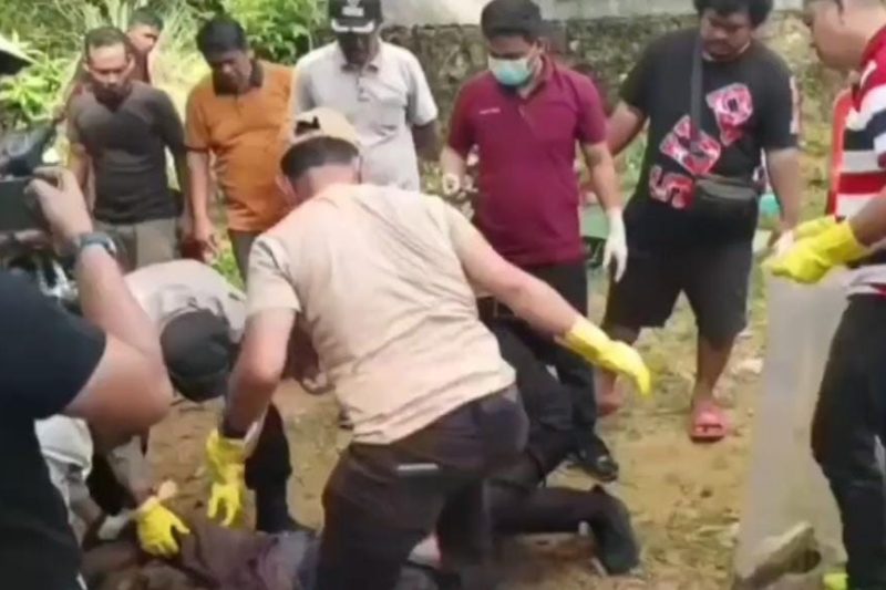 Petugas Inafis saat mengevakuasi jenazah korban, Foto: Dok.Humas Polres Nias