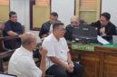 Mantan Kepala Dinas PUPR Sumut, Topan Obaja Ginting (tengah) sebagai terdakwa kasus dugaan suap proyek jalan di Sumut dan Kepala UPTD Gunung Tua, Rasuli Effendi Siregar sebagai saksi, saat memberi keterangan di Pengadilan Tipikor Medan, Kamis (2/10/2025). Foto: Topikseru.com/Agustian
