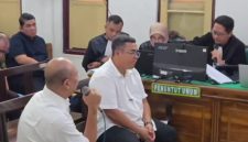 Mantan Kepala Dinas PUPR Sumut, Topan Obaja Ginting (tengah) sebagai terdakwa kasus dugaan suap proyek jalan di Sumut dan Kepala UPTD Gunung Tua, Rasuli Effendi Siregar sebagai saksi, saat memberi keterangan di Pengadilan Tipikor Medan, Kamis (2/10/2025). Foto: Topikseru.com/Agustian