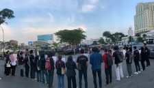 Aksi Kamisan Medan di menggelar aksi di dekat tank militer TNI di Titik Nol Kota Medan, Kecamatan Medan Barat, Kota Medan, Kamis (2/10/2025). Foto: Topikseru.com/Agus Sinaga