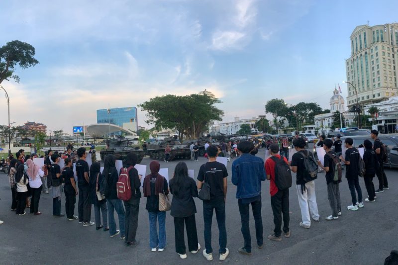 Aksi Kamisan Medan di menggelar aksi di dekat tank militer TNI di Titik Nol Kota Medan, Kecamatan Medan Barat, Kota Medan, Kamis (2/10/2025). Foto: Topikseru.com/Agus Sinaga