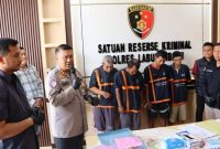 Kapolres Labuhanbatu AKBP Choky Sentosa Meliala saat memaparkan kasus pencabulan seorang bocah oleh 4 pelaku. Foto: Dok.Humas Polres Labuhanbatu
