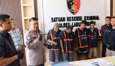 Kapolres Labuhanbatu AKBP Choky Sentosa Meliala saat memaparkan kasus pencabulan seorang bocah oleh 4 pelaku. Foto: Dok.Humas Polres Labuhanbatu