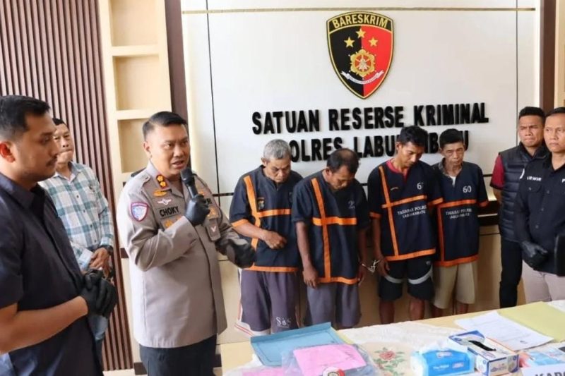Kapolres Labuhanbatu AKBP Choky Sentosa Meliala saat memaparkan kasus pencabulan seorang bocah oleh 4 pelaku. Foto: Dok.Humas Polres Labuhanbatu