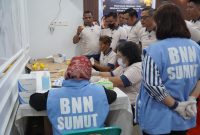 Pegawai dan WBP Rutan Kelas I Medan, melaksanakan tes urine, Jumat (3/10/2025). Dok: Humas Rutan Medan.