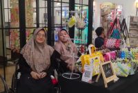 Vivi Siti Hardiyanti (kiri) memanfaatkan sampah plastik menjadi kerajinan tangan berkualitas. Foto: dok.pribadi/Vivi Siti Hardiyanti