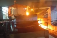 Warga Lorong Proyek, Kelurahan Bagan Deli, Kecamatan Medan Belawan, Kota Medan, dilanda keresahan usai dua hari berturut-turut, Kamis dan Jumat, diserang sekelompok pemuda dengan molotov. Foto: Tangkapan Layar Video