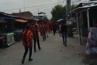 Bentrokan antara ormas dan warga pecah di Jalan Garuda, Kecamatan Medan Area, Minggu (5/10/2025).