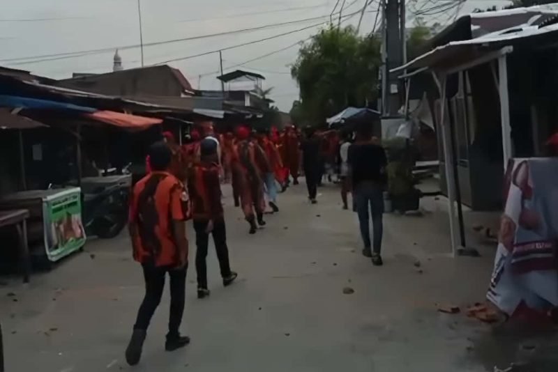 Bentrokan antara ormas dan warga pecah di Jalan Garuda, Kecamatan Medan Area, Minggu (5/10/2025).