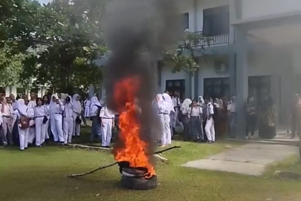 Viral Aksi Siswa SMKN 3 Sibolga Bakar Ban, Tuntut Perbaikan Fasilitas Sekolah