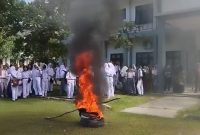 Sejumlah siswa SMKN 3 Sibolga berkumpul di halaman sekolah dan membakar ban pada Senin (6/10/2025). Aksi dilakukan di dalam lingkungan sekolah sebagai bentuk penyampaian aspirasi, dimana siswa menuntut kejelasan penggunaan dana Bantuan Operasional Sekolah (BOS) dan keterkaitan dengan fasilitas sekolah yang tidak memadai. Foto: Tangkapan layar