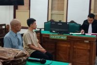 Kedua terdakwa kasus dugaan korupsi pengadaan website desa di Kabupaten Karo, menjalani sidang dakwaan, Senin (6/10/2025). Foto: Topikseru.com/Agustian