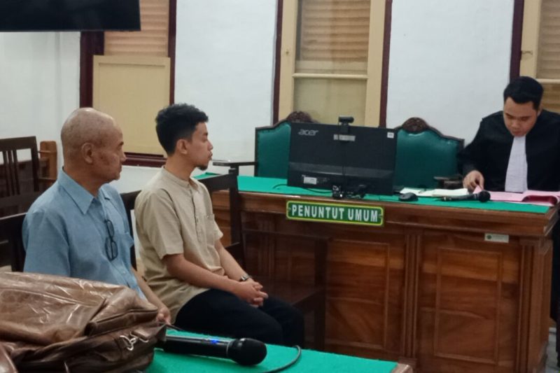 Kedua terdakwa kasus dugaan korupsi pengadaan website desa di Kabupaten Karo, menjalani sidang dakwaan, Senin (6/10/2025). Foto: Topikseru.com/Agustian