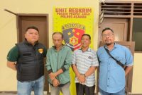 Polsek Prapat Janji amankan pria yang mencuri uang di rumah Kades Mekar Sari. Aksi pelaku sempat terekam CCTV dan viral di media sosial.