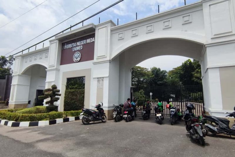 Sejumlah pengemudi ojek online menunggu pesanan di depan Gerbang Utama Universitas Negeri Medan (Unimed), Jalan Willem Iskandar, Kota Medan, Selasa (7/10/2025). Mereka mengeluhkan tidak bisa mengantar penumpang hingga ke fakultas karena adanya pembatasan akses di area kampus. Foto: Topikseru.com/Mangara Wahyudi