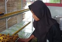 Khairatun Gea, siswi SMA Negeri 1 Gunungsitoli yang merupakan anak yatim, dilarang ikut ujian lantaran menunggak uang SPP. Foto: Topikseru.com/AMK.
