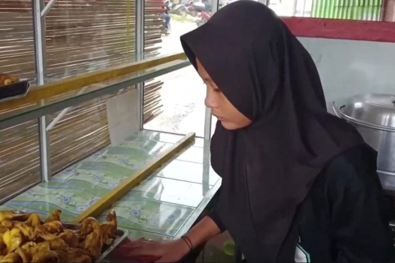 Khairatun Gea, siswi SMA Negeri 1 Gunungsitoli yang merupakan anak yatim, dilarang ikut ujian lantaran menunggak uang SPP. Foto: Topikseru.com/AMK.