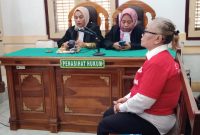 Tiromsi Sitanggang terdakwa kasus pembunuhan suami, saat menjalani sidang di Pengadilan Negeri Medan. Dok: istimewa.