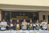 Polda Sumut menunjukkan barang bukti narkoba hasil pengungkapan kasus yang melibatkan transaksi di depan warung dan SPBU di wilayah Labuhan Batu, Senin (7/10/2026). Foto : Topikseru.com/Mangara Wahyudi