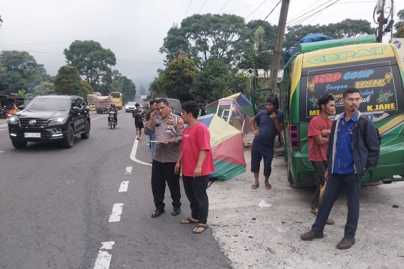 Petugas Satlantas Polrestabes Medan melakukan olah TKP kecelakaan di depan SPBU Sukamakmur, Kecamatan Sibolangit, Deli Serdang,  (6/10/2025), yang menyebabkan dua pedagang luka-luka setelah tertabrak mobil Sinabung. Foto: Istimewa