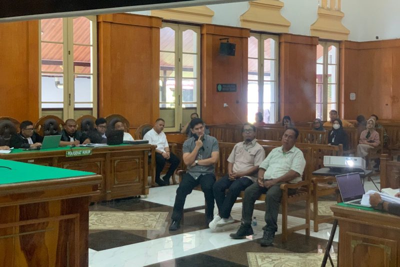 3 saksi yang dihadirkan pada persidangan kasus korupsi yang libatkan Kadis PUPR Sumut, Topan Obaja Ginting, di Pengadilan Negeri Medan, Rabu (8/10/2025). Foto: Topikseru.com/Agus Sinaga