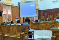 Tiga saksi memberikan keterangan di hadapan majelis hakim di PN Medan dalam perkara dugaan suap proyek jalan dengan terdakwa M Akhirun Piliang alias Kirun dan anaknya, Rayhan Dulasman, Rabu (8/10/2025). Foto: Topikseru.com/Agus Sinaga