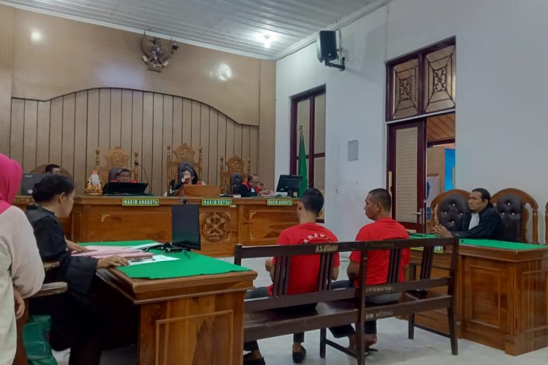 Terdakwa Zaka Nur Alamsyah Ritonga (kiri) dan terdakwa Hartono saat menjalani sidang pembacaan tuntutan di PN Medan, Rabu (8/10/2025). Foto: Topikseru.com/Agustian