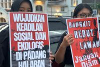 Aksi Kamisan Medan bentangkan poster sebagai bentuk solidaritas kepada petani Padang Halaban, di Titik Nol Kota Medan, Kamis (9/10/2025). Topikseru.com/Agus Sinaga