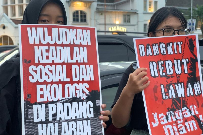 Aksi Kamisan Medan bentangkan poster sebagai bentuk solidaritas kepada petani Padang Halaban, di Titik Nol Kota Medan, Kamis (9/10/2025). Topikseru.com/Agus Sinaga