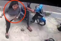 pemilik salon di kawasan Setia Luhur, Medan Helvetia, kehilangan sepeda motor Scoopy miliknya yang baru dua minggu dibeli tunai. Motor tersebut dibawa kabur oleh pelanggan perempuan dengan modus berpura-pura membeli makanan, Jumat (3/10/2025).Foto : Tangkapan layar cctv