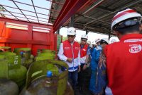 Komisaris Utama Pertamina Patra Niaga, Sudung Situmorang, saat meninjau distribusi LPG 3 Kg di Sumut. Foto:Dok.Pertamina Patra Niaga Sumbagut