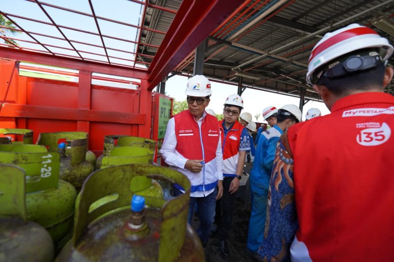 Komisaris Utama Pertamina Patra Niaga, Sudung Situmorang, saat meninjau distribusi LPG 3 Kg di Sumut. Foto:Dok.Pertamina Patra Niaga Sumbagut