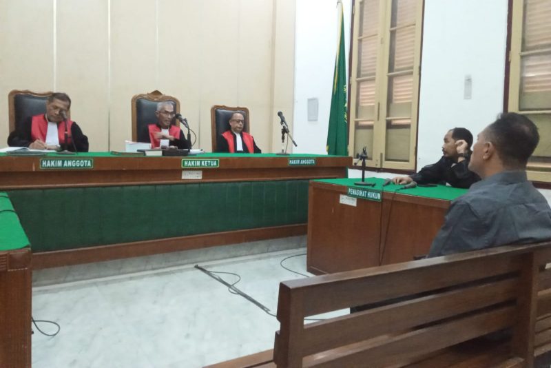 Mantan Kadis PMD Padangsidimpuan, Ismail Fahmi Siregar terdakwa kasus korupsi dana desa menjalani sidang vonis di Pengadilan Tipikor Medan, Jumat (10/10/2025). Foto: Topikseru.com/Agustian