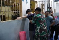 Aparat gabungan TNI-Polri menggelar razia blok hunian di Rutan Kelas I Medan, Jumat (10/10/2025) malam. Dok: Humas Rutan Kelas I Medan.