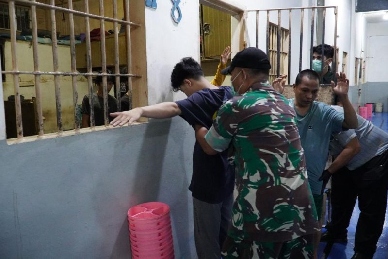 Aparat gabungan TNI-Polri menggelar razia blok hunian di Rutan Kelas I Medan, Jumat (10/10/2025) malam. Dok: Humas Rutan Kelas I Medan.
