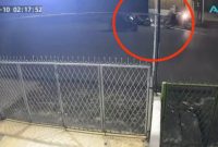 Lima begal beraksi di Jalan Sutrisno, Medan. Korban perempuan tak berdaya saat motornya dirampas dalam sekejap, Jumat dini hari (10/10/2025). Foto: Istimewa