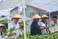 Direktur Pengamanan dan Intelijen Kementerian Imigrasi dan Pemasyarakatan Tatan Dirsan Atmaja (kiri).