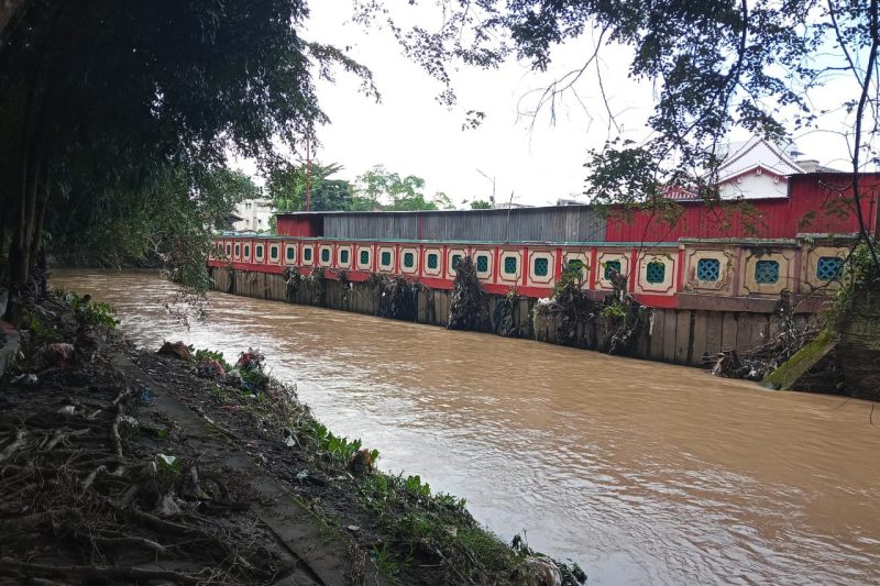Lokasi lomba untuk cabang olahraga Arung Jeram PORKOT XV 2025 Medan di Taman PLN sungai Babura, Kecamatan Medan Baru, Kota Medan, terendam banjir Minggu (12/10/2025). Topikseru.com/Agus Sinaga
