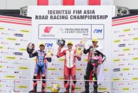 Pembalap Astra Honda Racing Team, Fadillah Arbi Aditama (tengah), menjadi juara pertama di kelas AP250 pada race kedua di gelaran Asia Road Racing Champhionship (ARRC) 2025 seri kelima di Sepang International Circuit, Malaysia, Minggu (12/10/2025).