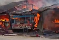 Sembilan kios di Jalan Marindal, Deli Tua, ludes terbakar Senin pagi (13/10/2025). Api melahap seluruh bangunan dalam hitungan menit. Foto : Tangkapan layar video