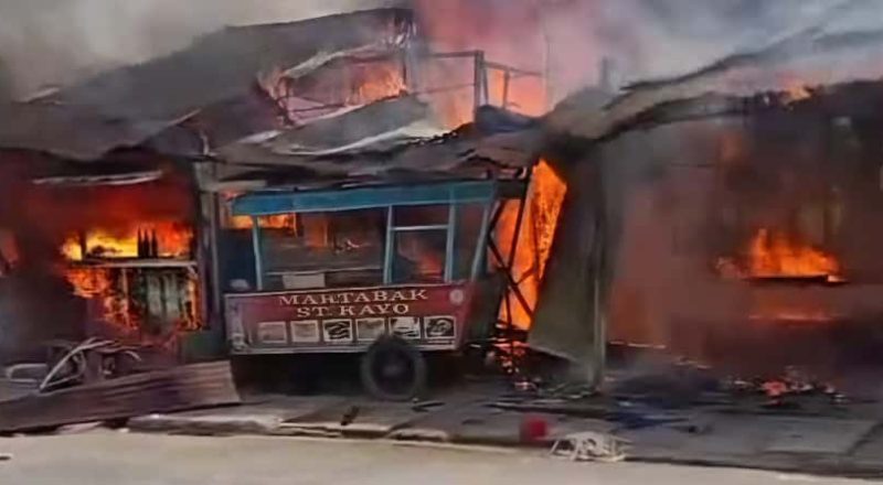 Sembilan kios di Jalan Marindal, Deli Tua, ludes terbakar Senin pagi (13/10/2025). Api melahap seluruh bangunan dalam hitungan menit. Foto : Tangkapan layar video
