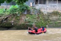 Tim arung jeram arungi tantangan pada kompetisi Porkot XV 2025 Medan di Sungai Babura, Kecamatan Medan Baru, Kota Medan, Sumatera Utara, Senin (13/10/2025). Foto: Topikseru.com/Agus Sinaga