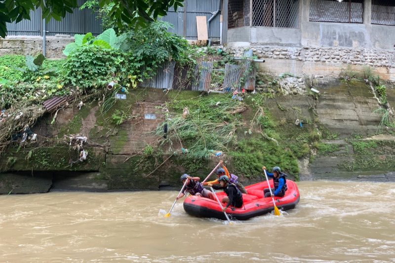 Tim arung jeram arungi tantangan pada kompetisi Porkot XV 2025 Medan di Sungai Babura, Kecamatan Medan Baru, Kota Medan, Sumatera Utara, Senin (13/10/2025). Foto: Topikseru.com/Agus Sinaga