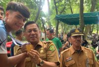 Atlet tim Kecamatan Medan Belawan terima medali emas atas kemenangan pada kategori sprint di kompetisi arung jeram Porkot XV 2025 Medan di Sungai Babura, Kota Medan, Senin (13/10/2025). Topikseru.com/Agus Sinaga