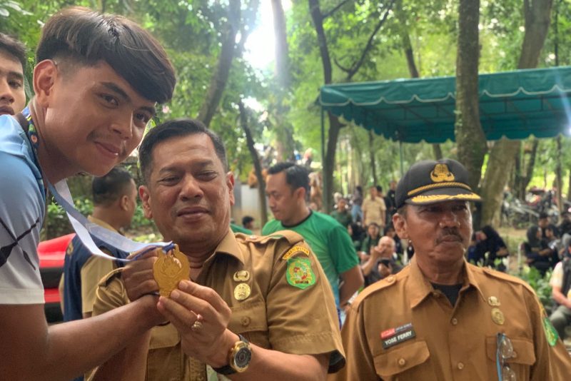 Atlet tim Kecamatan Medan Belawan terima medali emas atas kemenangan pada kategori sprint di kompetisi arung jeram Porkot XV 2025 Medan di Sungai Babura, Kota Medan, Senin (13/10/2025). Topikseru.com/Agus Sinaga
