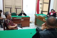 Mantan Bendahara Pengeluaran PUPR Nisel, Bazisokhi Buulolo terdakwa kasus korupsi, menjalani sidang putusan di Pengadilan Tipikor Medan, Senin (13/10/2025) sore. Foto: Topikseru.com/Agustian