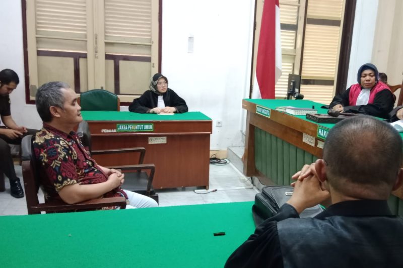 Mantan Bendahara Pengeluaran PUPR Nisel, Bazisokhi Buulolo terdakwa kasus korupsi, menjalani sidang putusan di Pengadilan Tipikor Medan, Senin (13/10/2025) sore. Foto: Topikseru.com/Agustian